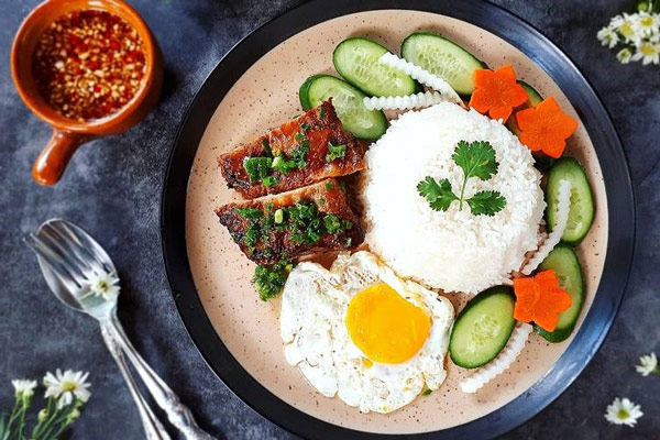 Trình bày sườn nướng với cơm nóng