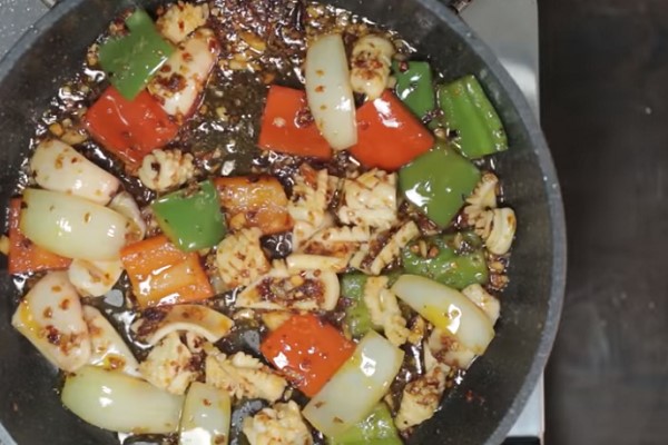 Xào cho tới khi hỗn hợp chín đều