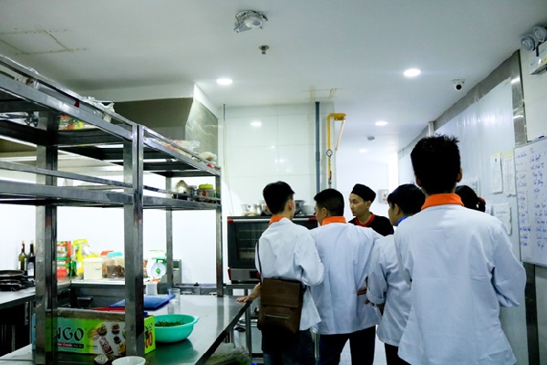 học viên tham quan bếp tại Majestic Premium Hotel Nha Trang