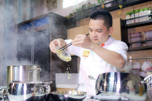 Đầu bếp võ quốc đam mê nấu ăn