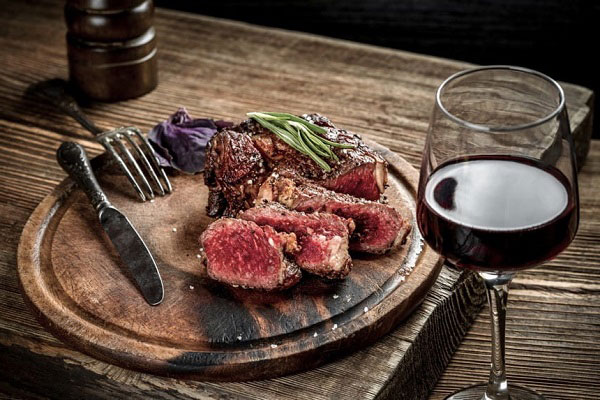 Vang đỏ dùng với beefdteak