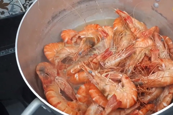 Cách hấp tôm đơn giản