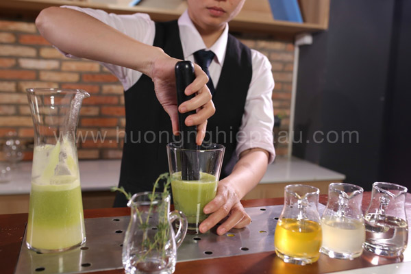 Dầm lá hương thảo để tạo vị thảo mộc
