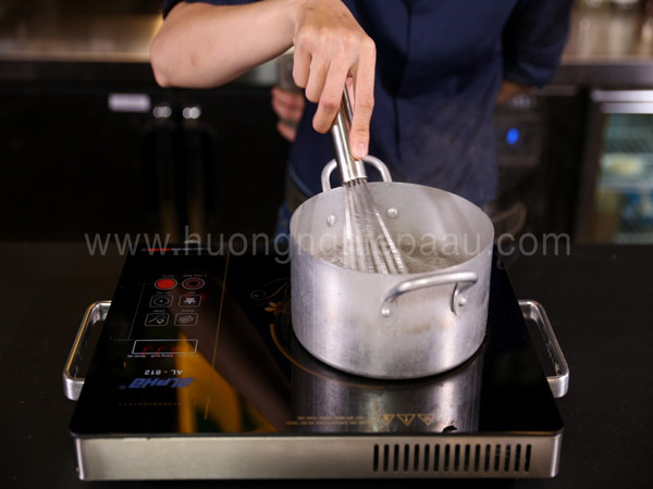 Khuấy đều để hỗn hợp thạch