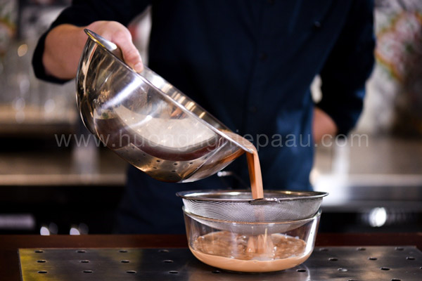 Lọc trà sữa để tạo nên trà sữa