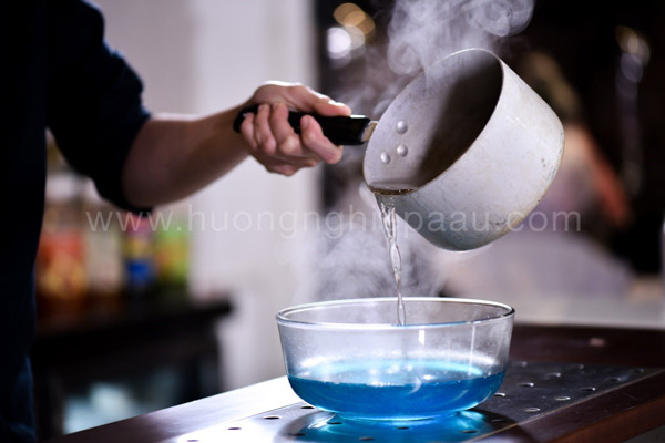 Nấu thạch rau câu màu xanh biển