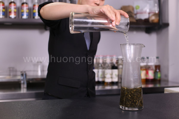 Sử dụng nước sôi 95 độ C để hãm trà