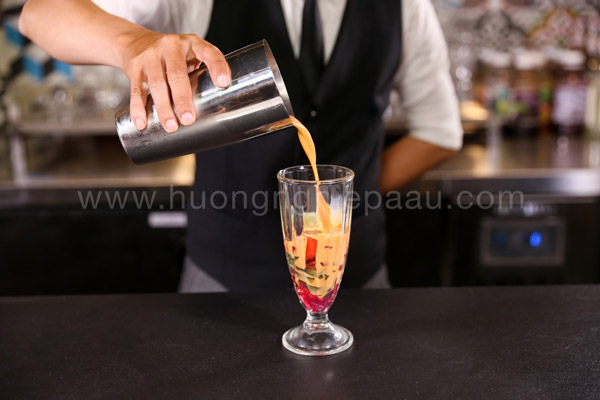 Thêm topping uống cùng trà sữa thái đỏ