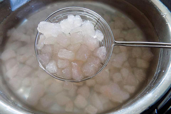 Vớt cùi bưởi ra cho vô tô nước đá lạnh