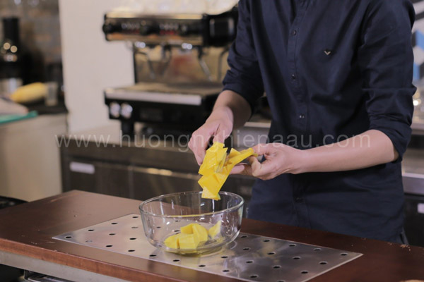 Cách tách thịt xoài đơn giản