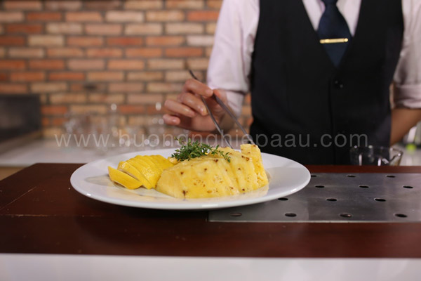 Cắt dứa thành lát mõng