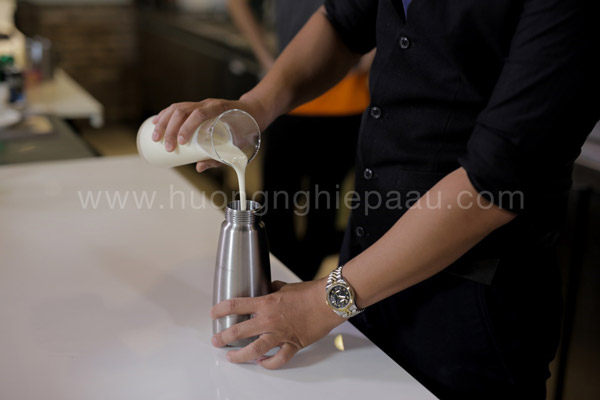 Cho hỗn hợp vào trong bình xịt kem tươi
