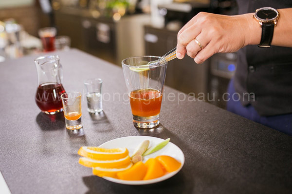 Cho nguyên liệu vào ly cốt trà