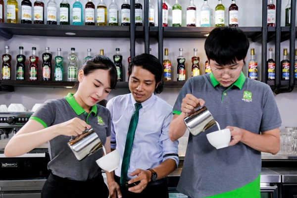 giảng viên dạy latte art