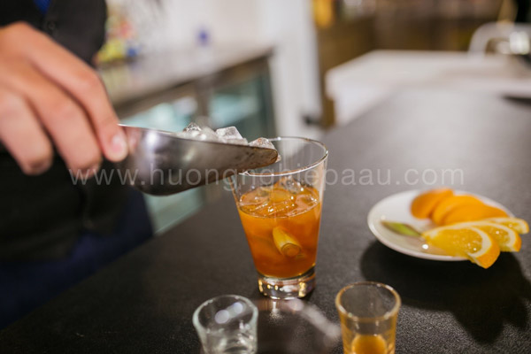 Lắc đều hỗn hợp và rót trà đà