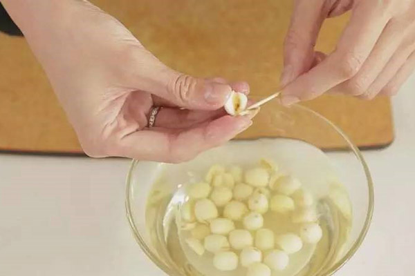 Loại bỏ tâm sen để hầm gà