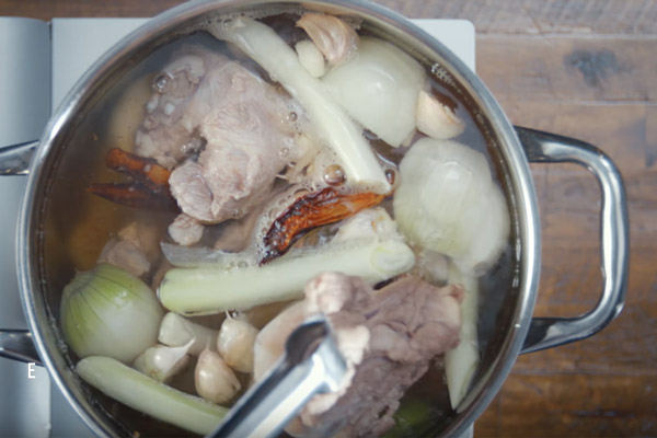 Ninh nước dùng từ xương ống và rau củ