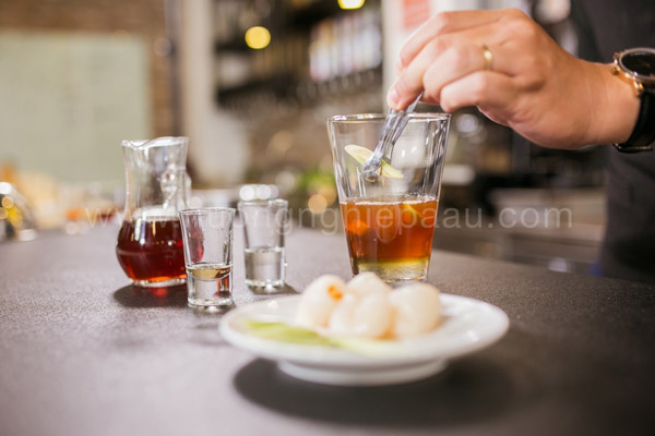 Pha trà vải đơn giản