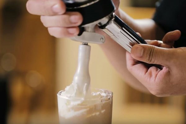 Rót café đá xay ra ly