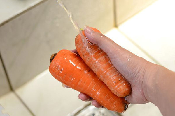 rửa sạch cà rốt 