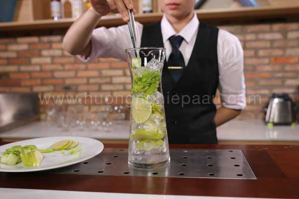Sắp xếp nguyên liệu xen kẽ với đá viên