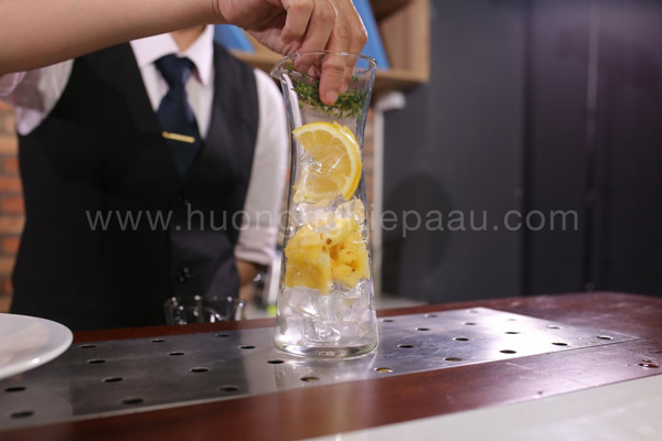 Thêm lá hương thảo để tạo mùi