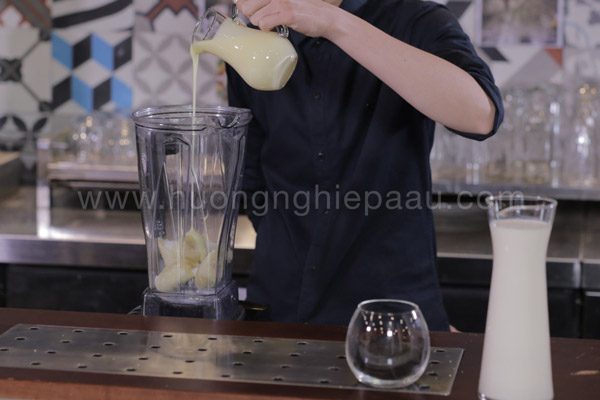 Xay nhuyễn các nguyên liệu bằng máy xay