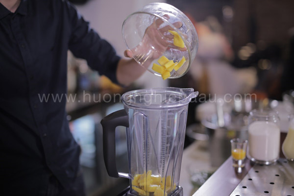 Xay nhuyễn các nguyên liệu đã chuẩn bị