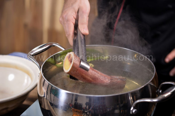 Chần xương bò với nước sôi