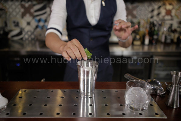 Cho các nguyên liệu vào shake và lắc