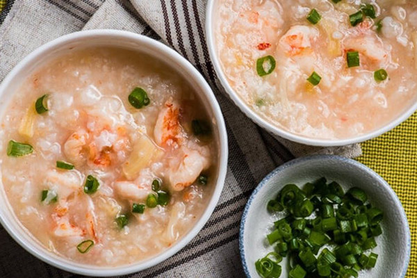 Cho một ít hành lá thái nhỏ lên trên