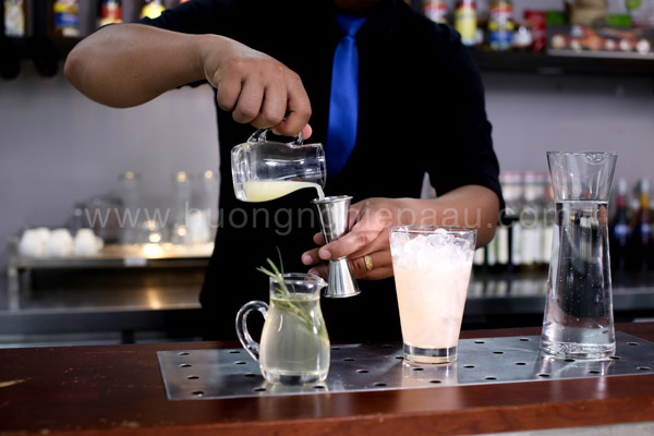 Dùng dụng cụ đong để sử dụng lượng nguyên liệu