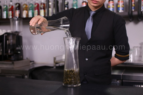 Dùng nước nóng 90 độ C để pha trà