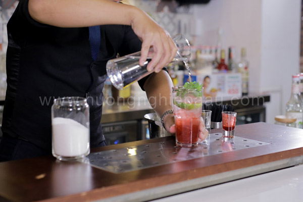 Fill up soda và trang trí thêm một ít lá mint