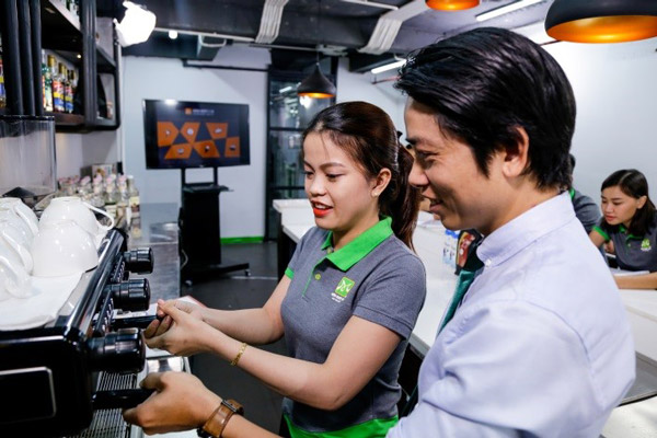 Giảng viên hướng dẫn pha chế cafe