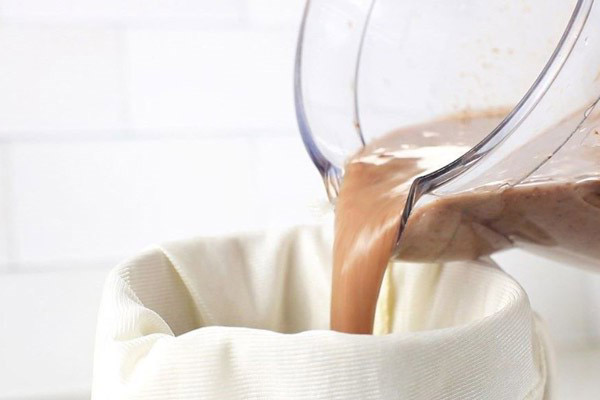 Lọc hỗn hợp qua rây để sữa mịn thơm