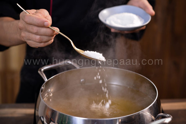Nêm nếm gia vị để nước dùng phở