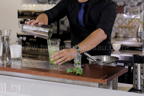 Rót hỗn hợp mojito ra ly