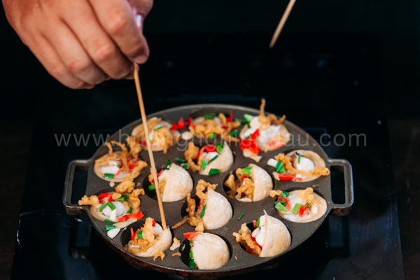 Dùng que lật bánh nướng tròn đều