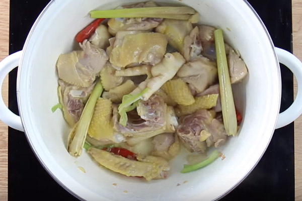 Xào gà với sả, ớt và hành băm