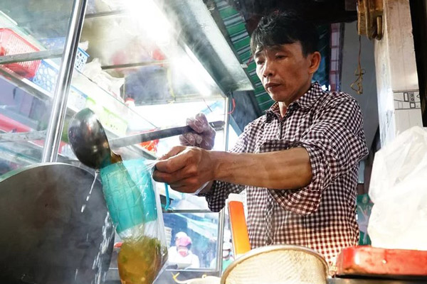 Anh Nguyễn Linh chủ 5 tiệm phở ở Hà Nội