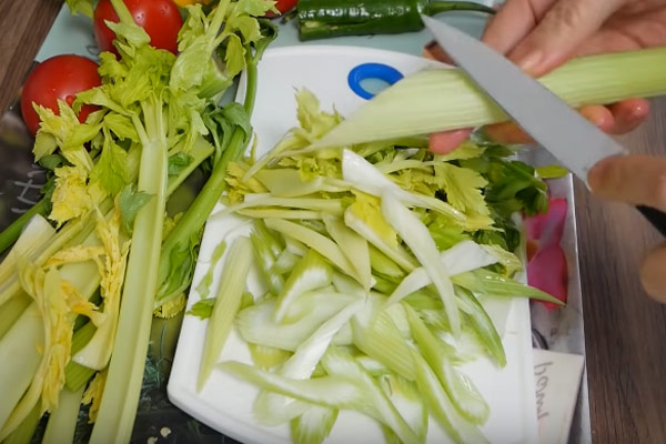 Cần tây cắt lát dài xéo