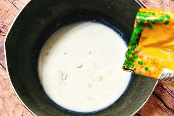 Trộn hỗn hợp kem đậu xanh với bột