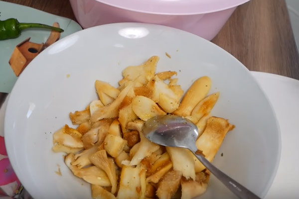 Ướp nấm với dầu mè