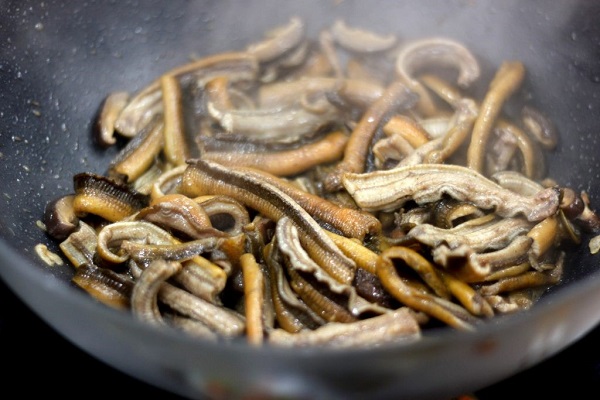Xào thịt lươn trên chảo nóng